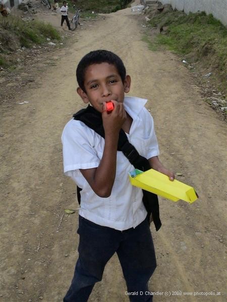 Boy with toy, El Paraiso