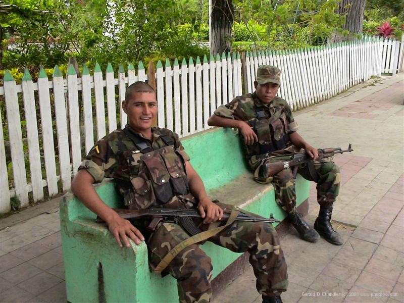 Soldiers on a bence, Esteli