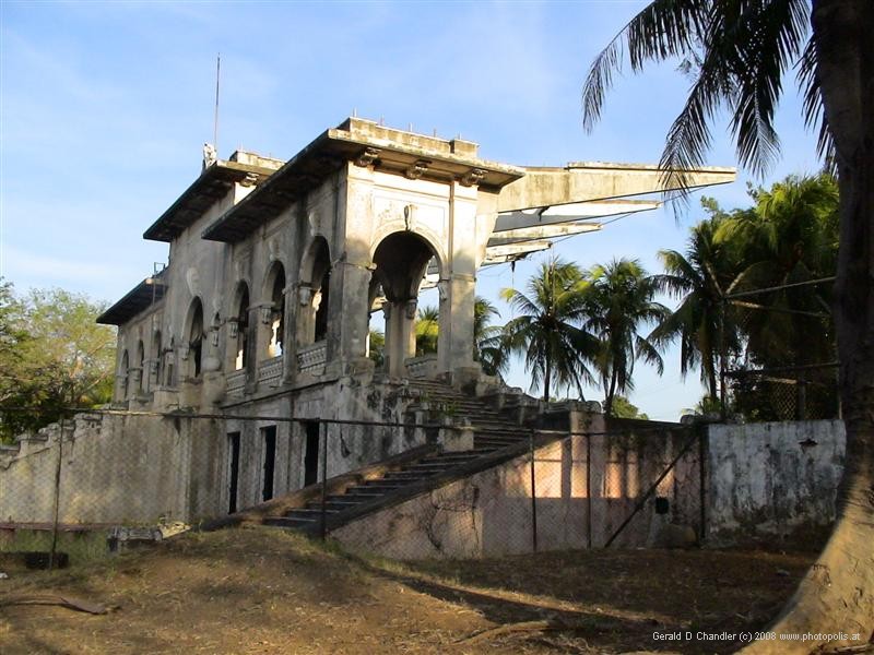 Decaying Review Stand