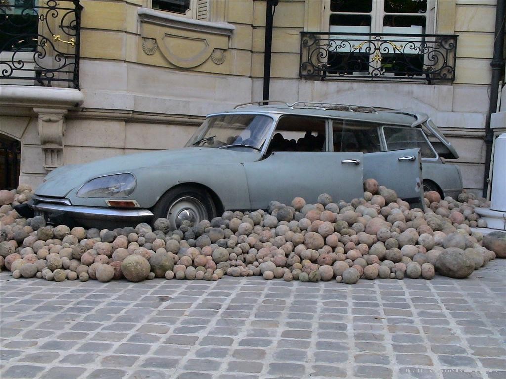 Citroen among rocks