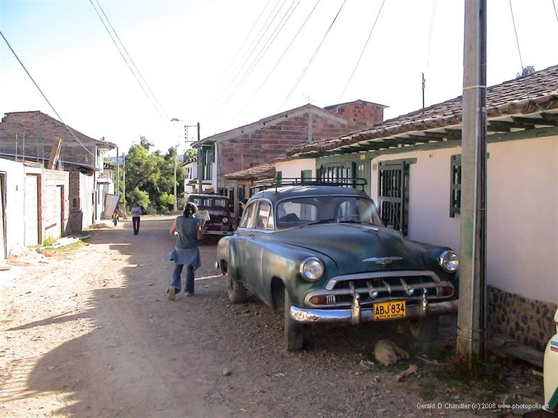 Old Chevrolet (1951?) on Carrera 11