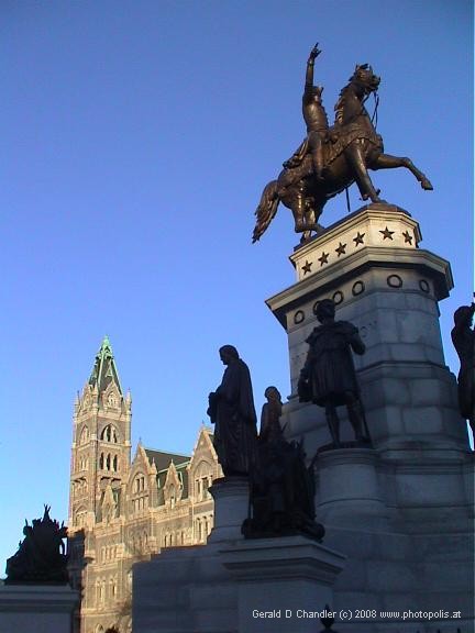Major statue on grounds of Virginia Capitol